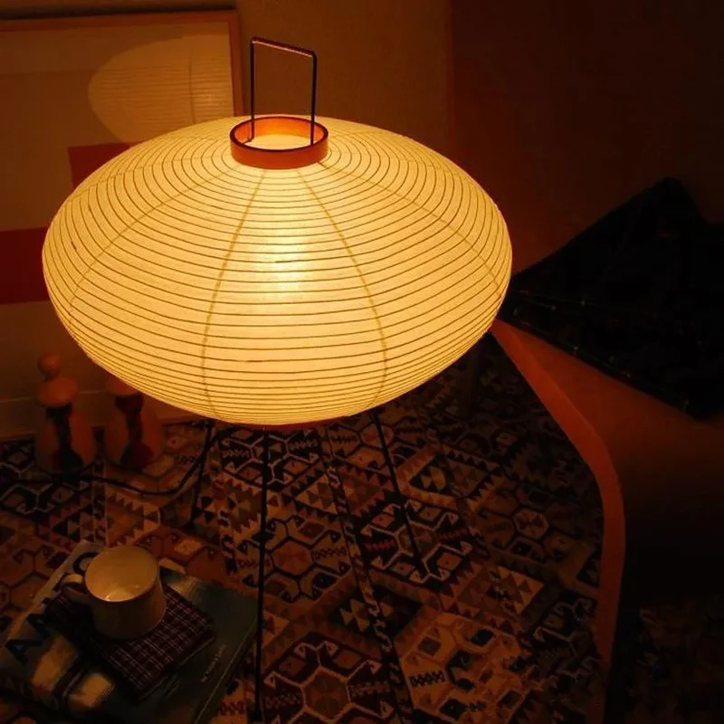 Floor Lamp Tripod - Lámpara de Pie de Papel de