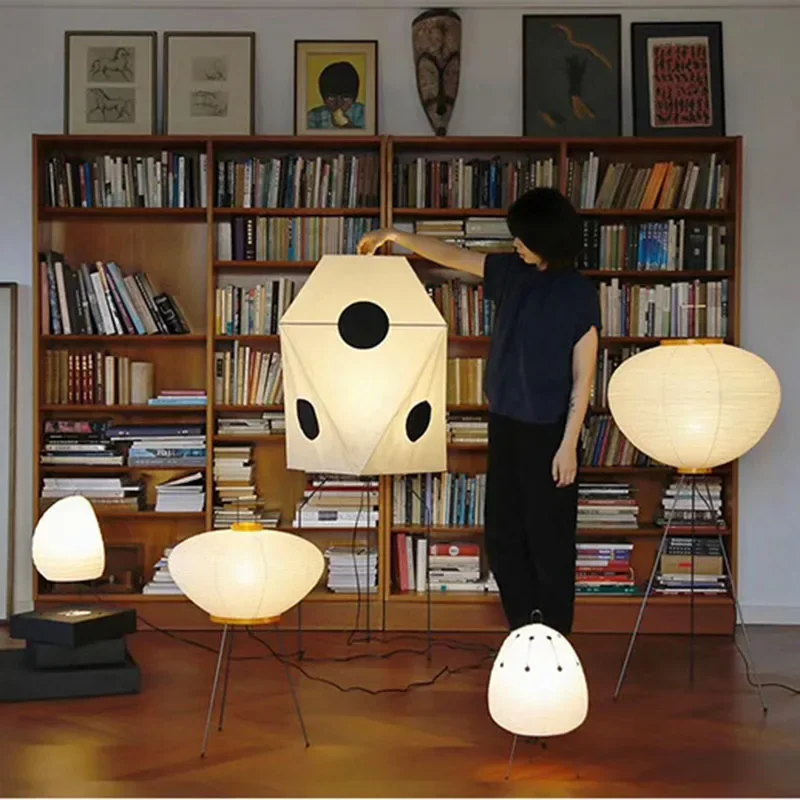 Floor Lamp Tripod - Lámpara de pie de papel de